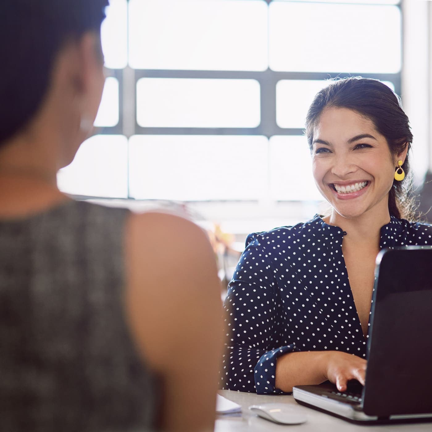 Especialista da ÉFI sorrindo enquanto atende uma cliente